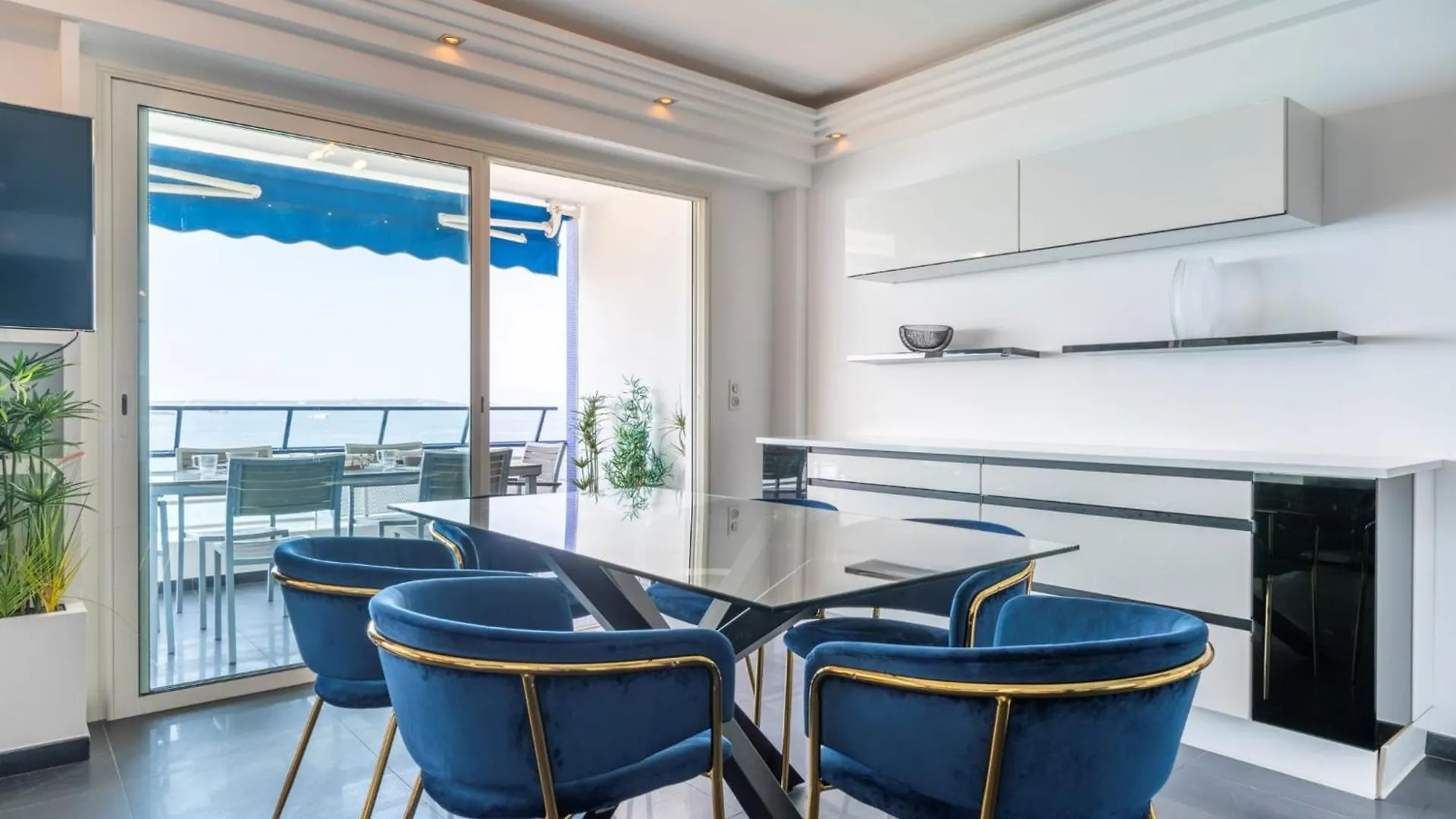 Spacious Apartment With Sea View In Antibes France