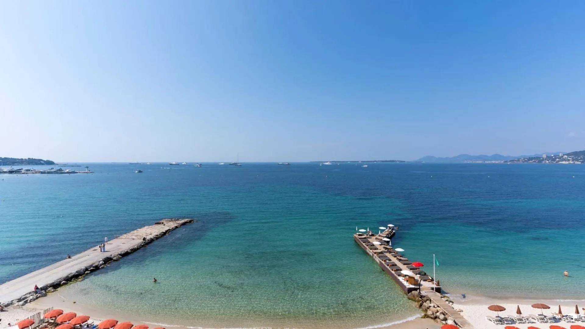 Spacious Apartment With Sea View In Antibes
