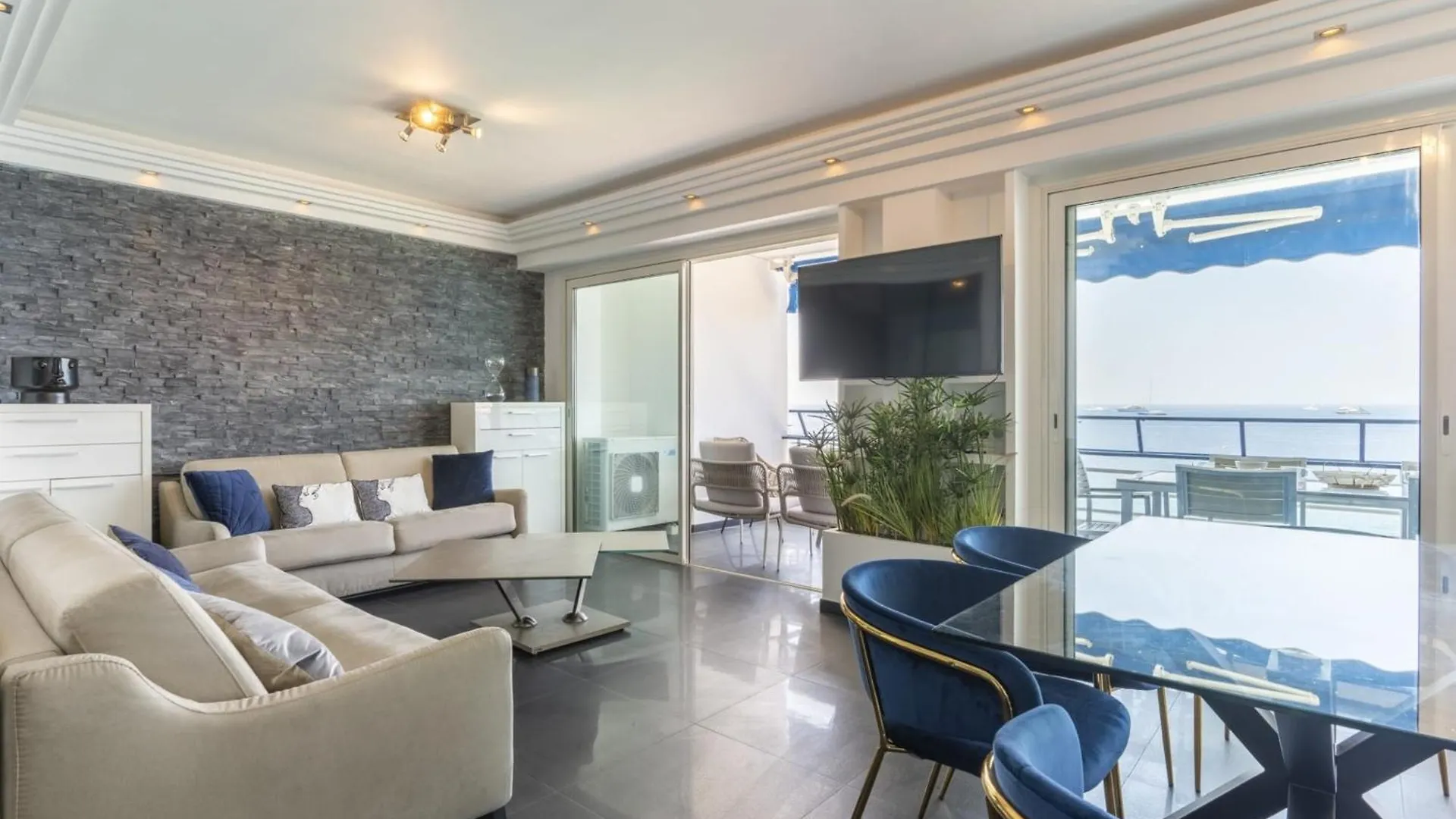 Spacious Apartment With Sea View In Antibes