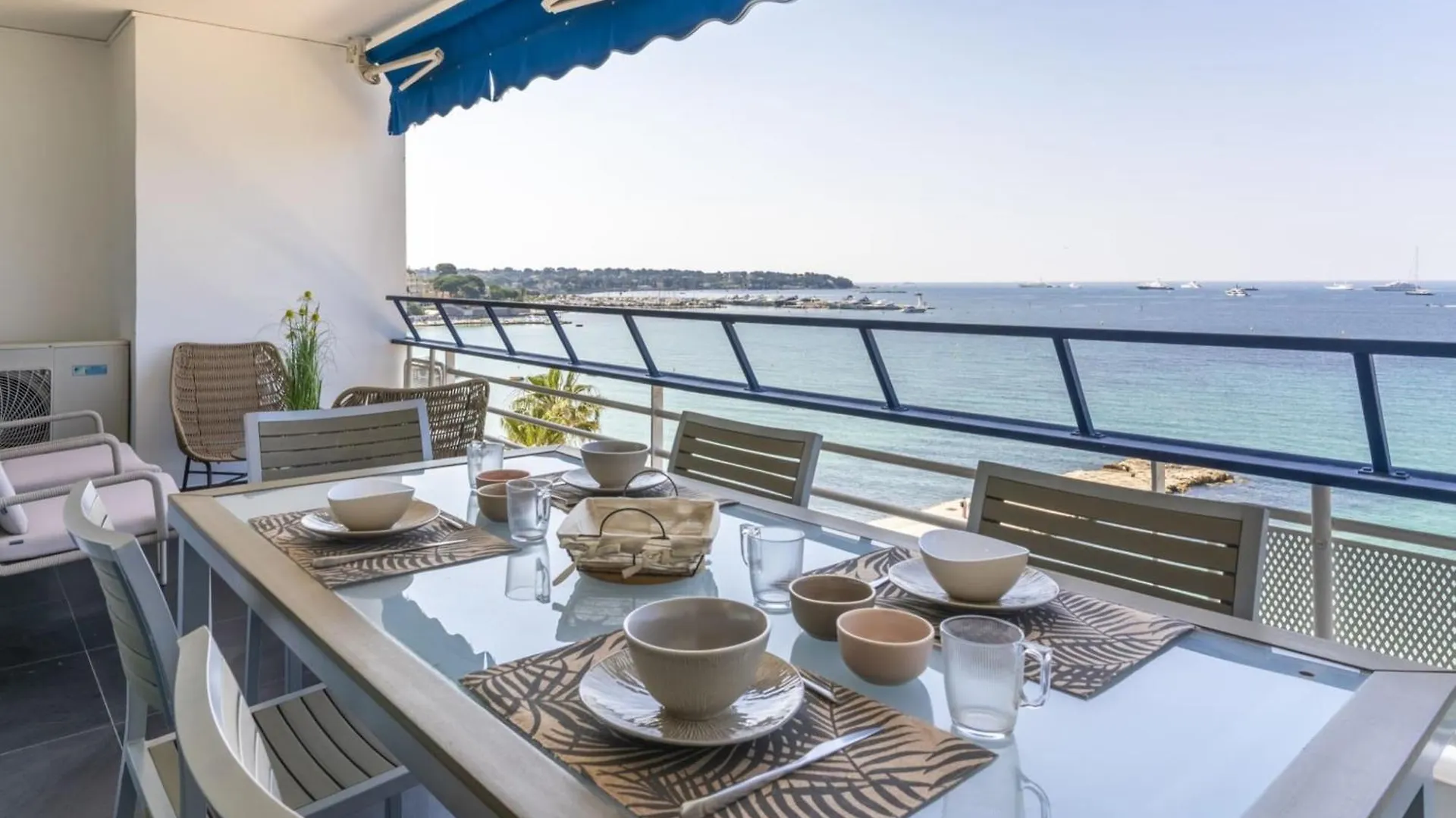 Spacious Apartment With Sea View In Antibes