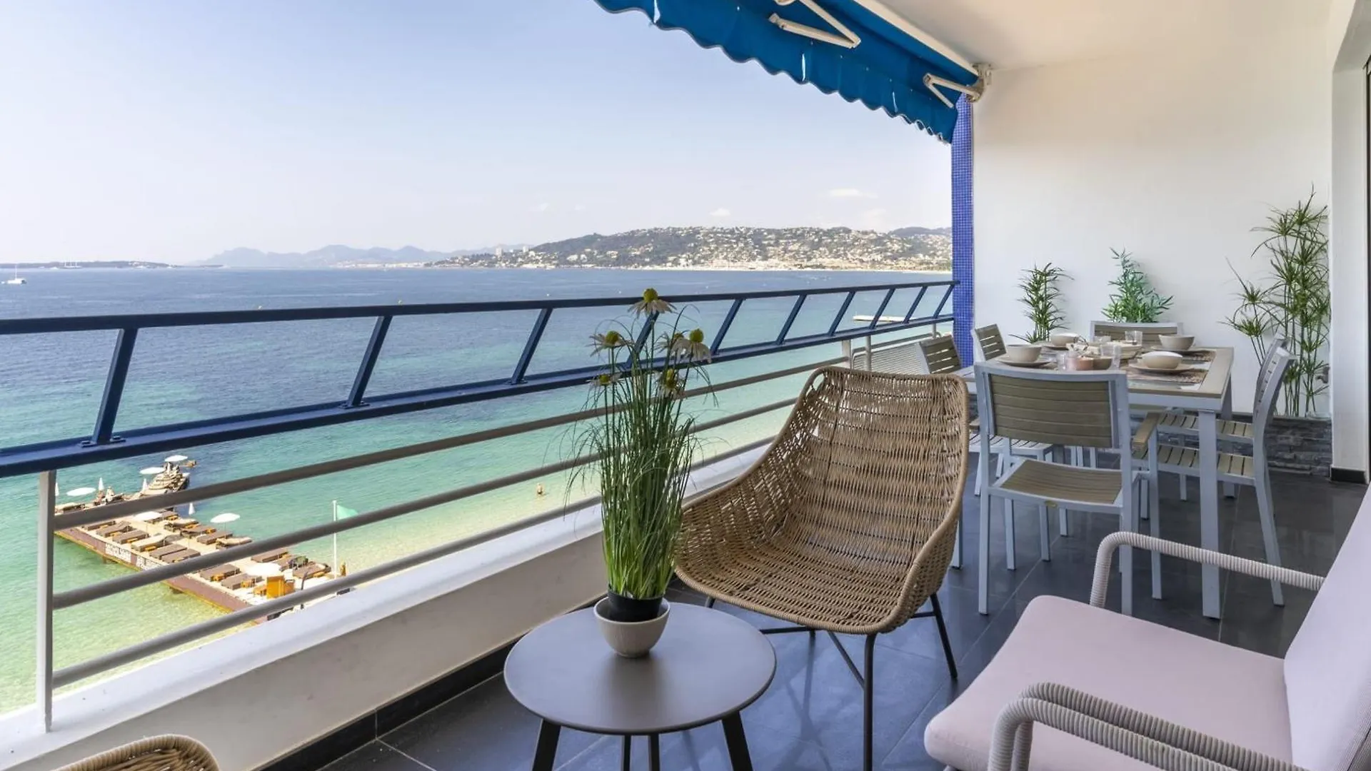 Spacious Apartment With Sea View In Antibes