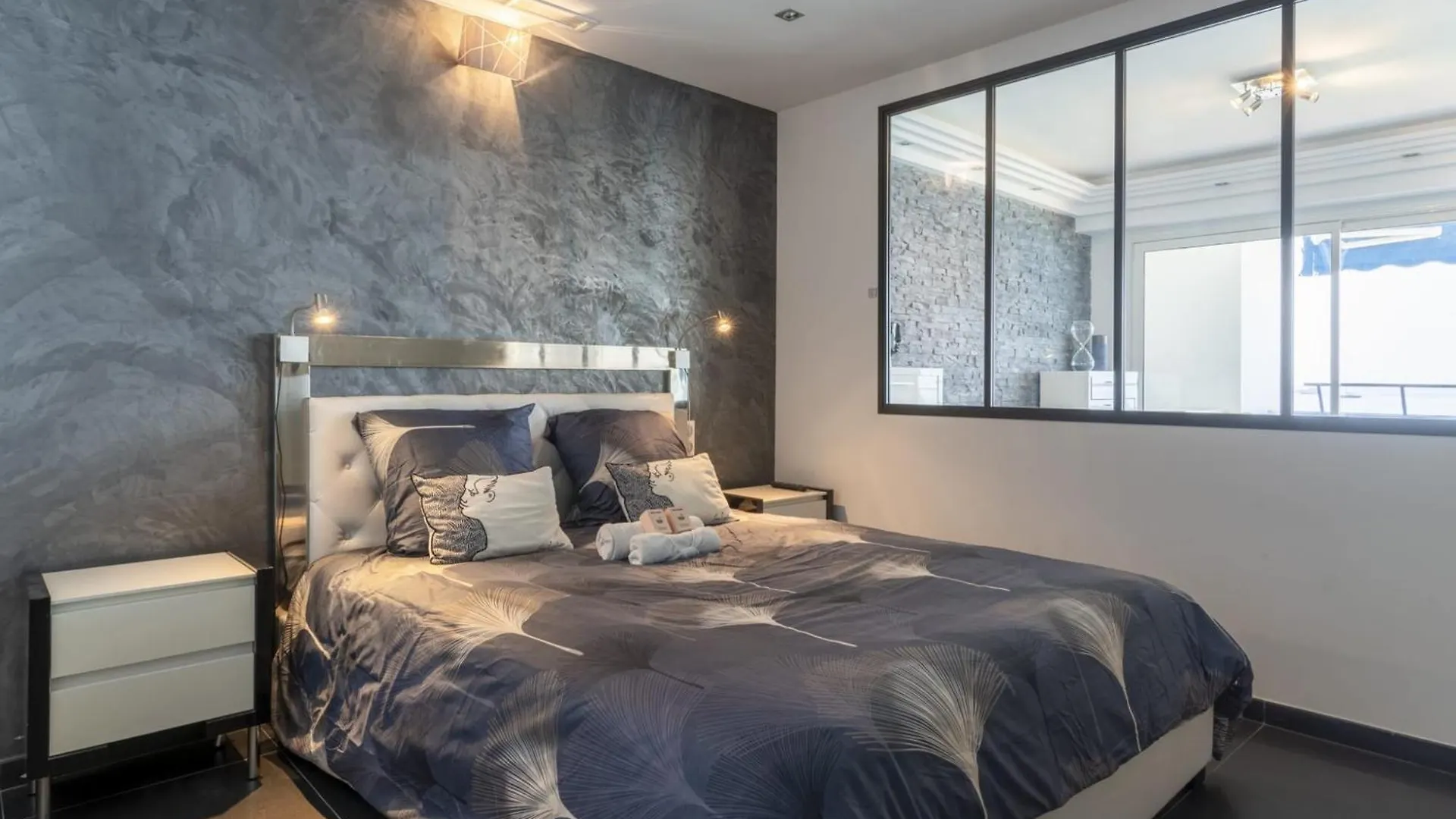 Spacious Apartment With Sea View In Antibes