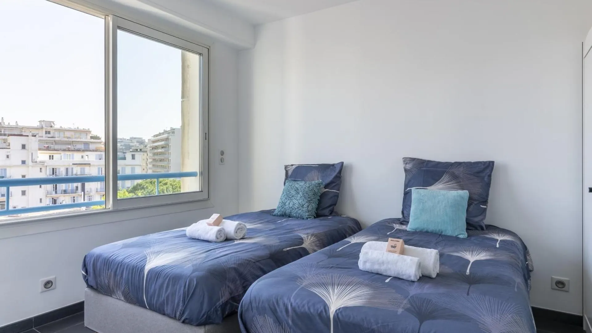 Spacious Apartment With Sea View In أنتيب